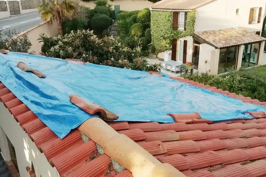Bâche posée sur des tuiles canal