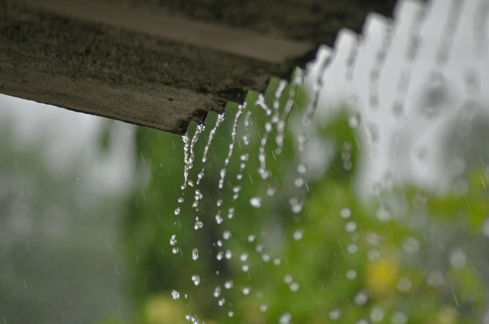 Eau de pluie qui déborde d'une gouttière