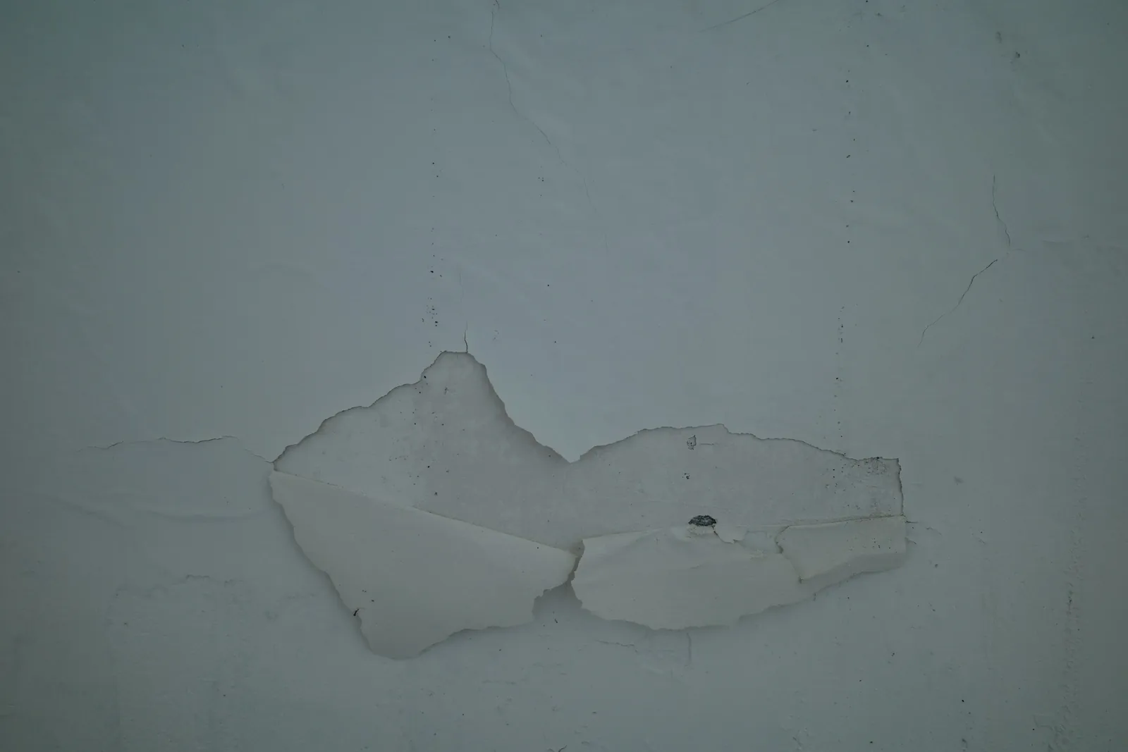 Tache d'humidité sur un plafond peint